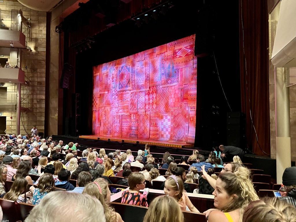 សន្និបាត និងសិក្ខាសាលា: ការផ្សព្វផ្សាយចំណេះដឹងថ្មីៗ